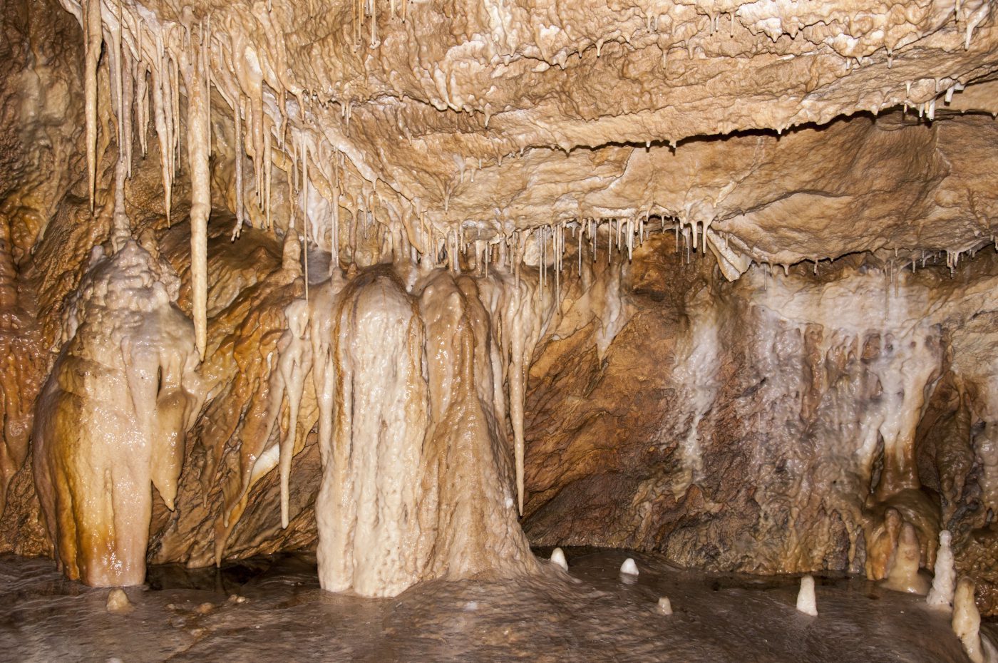 imponujące nacieki skalne - stalagmity, stalaktyty w jaskini