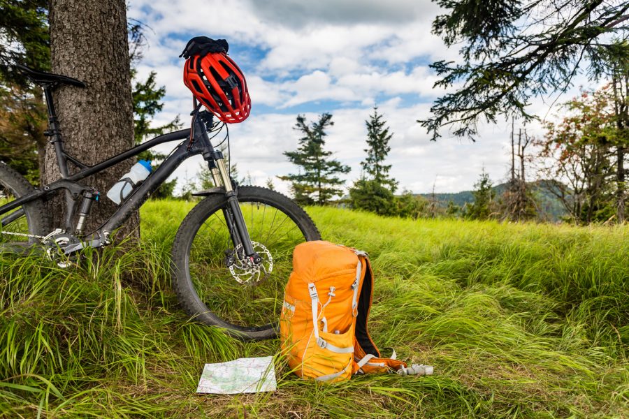 plecak i rower w lesie na szlaku