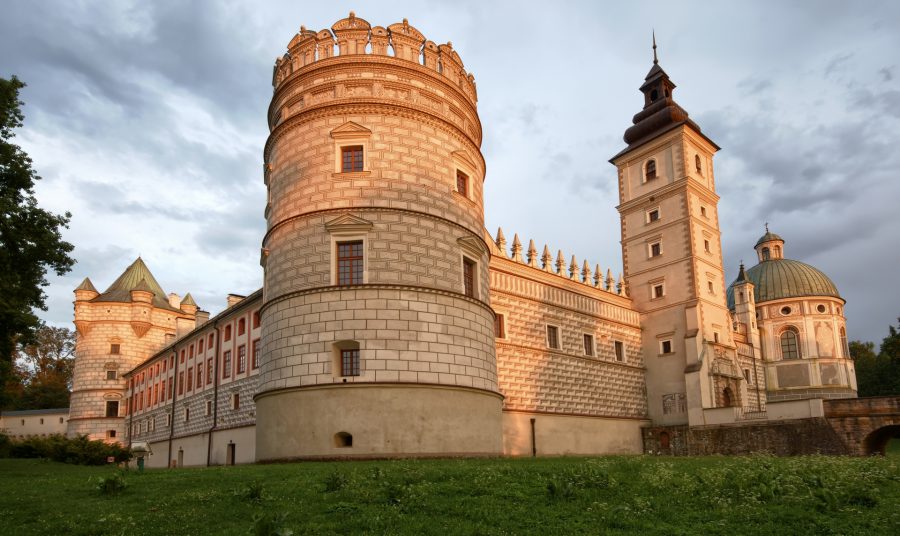 Zamek Krasiczyn, widok na basztę papieską, fot. Mariusz Świtulski, shutterstock