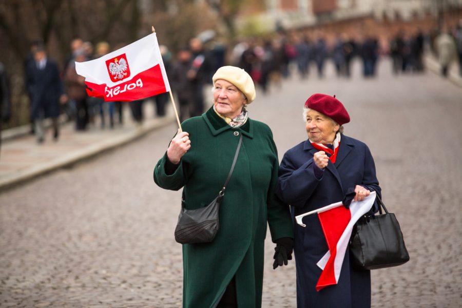 starsze kobiety trzymają flagi na Święto Niepodległości w krakowie