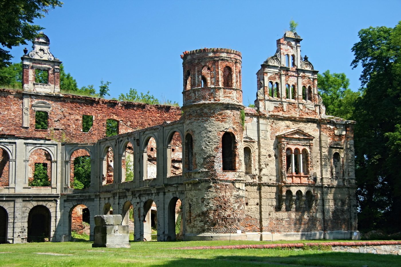 Zamek w Tworkowie zwany też pałacem w Tworkowie – zamki w największej ruinie