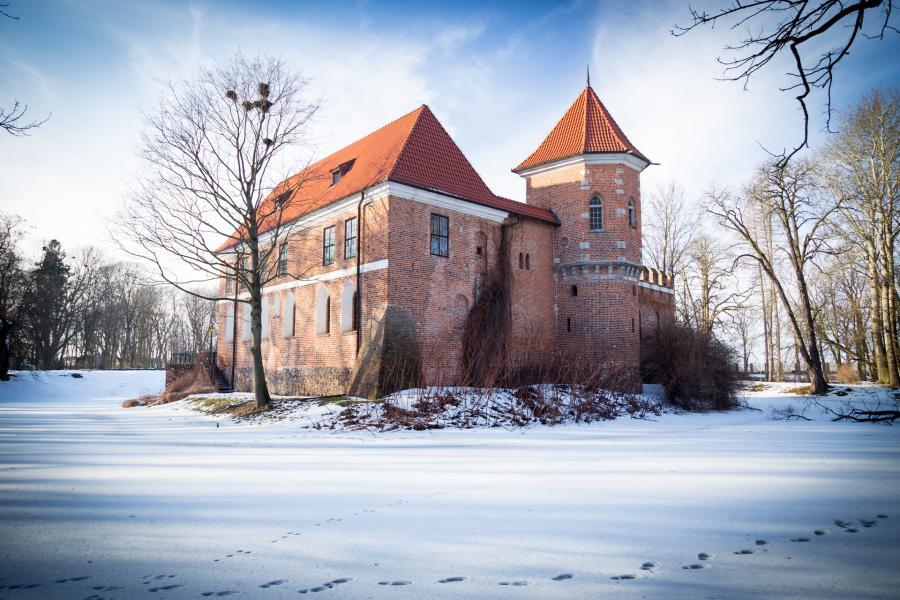 Zamek w Oporowie zimą