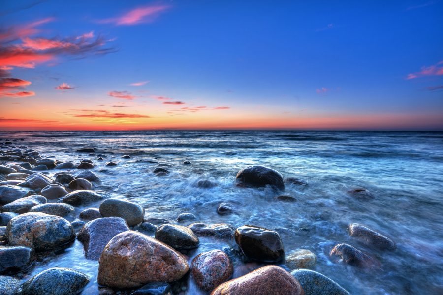 kamienista plaża morze bałtyckie o zachodzie