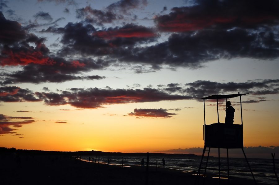 plaża we władysławowie nad bałtykiem i ratownik o zachodzie słońca