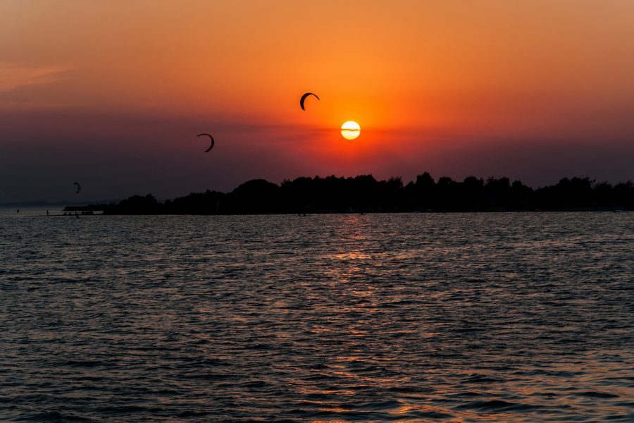 Kitesurferzy na Helu o zachodzie słońca