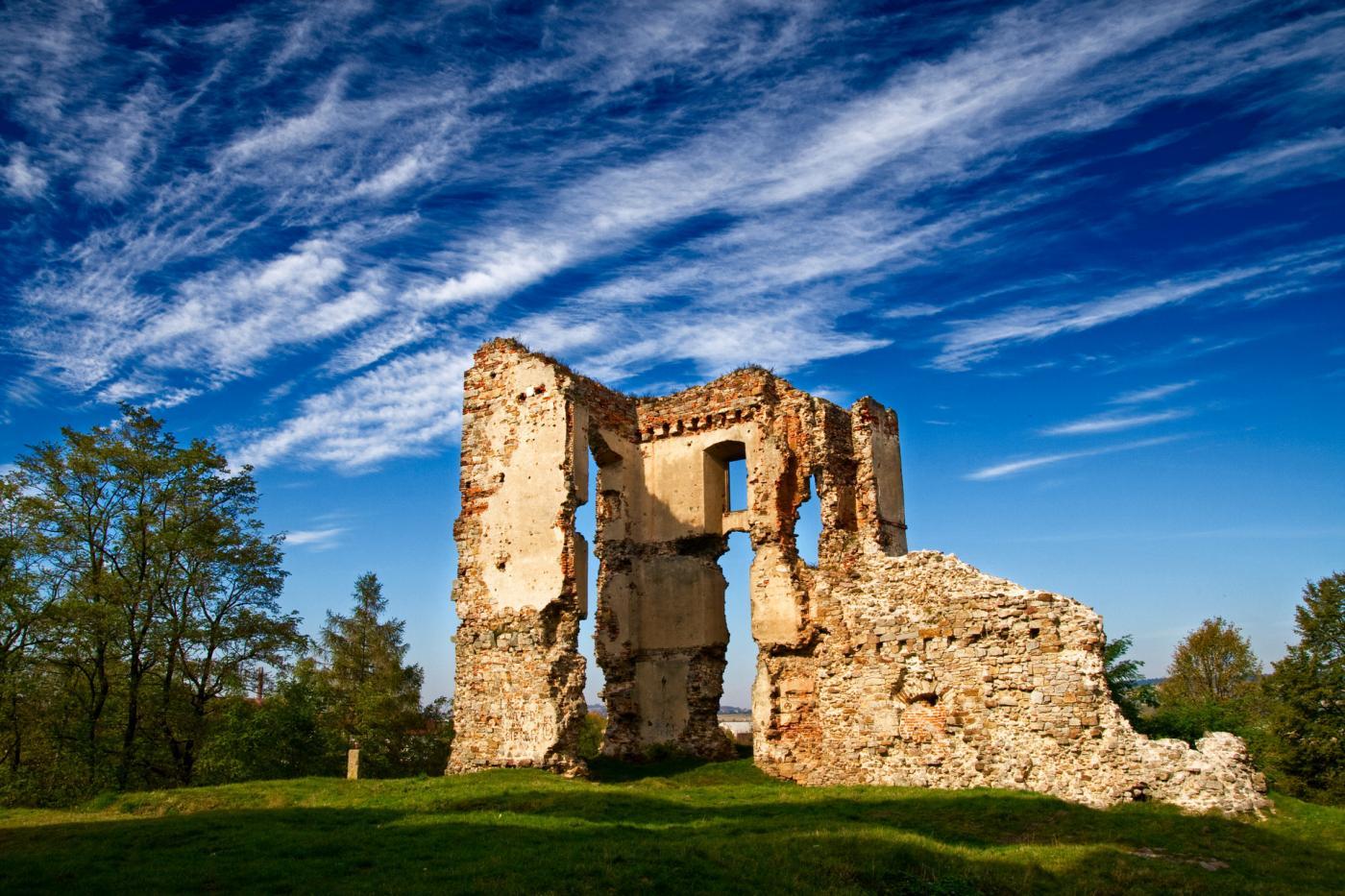zamek w bodzentynie – zamki w największej ruinie