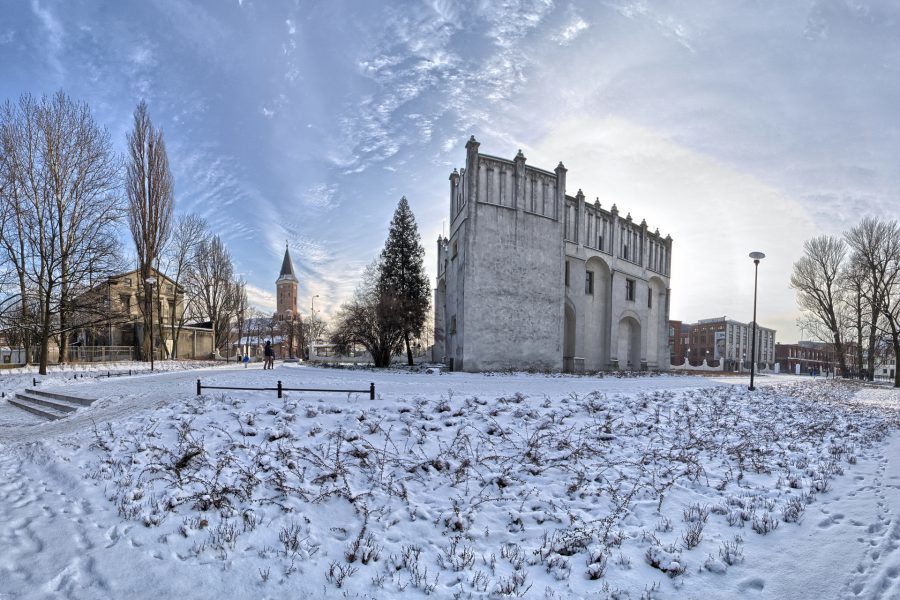 dwór kapituły krakowskiej w pabianicach zimą