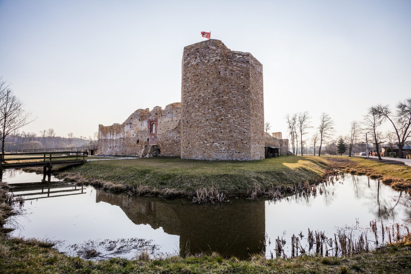 zamek w inowłodzu – zamki w największej ruinie