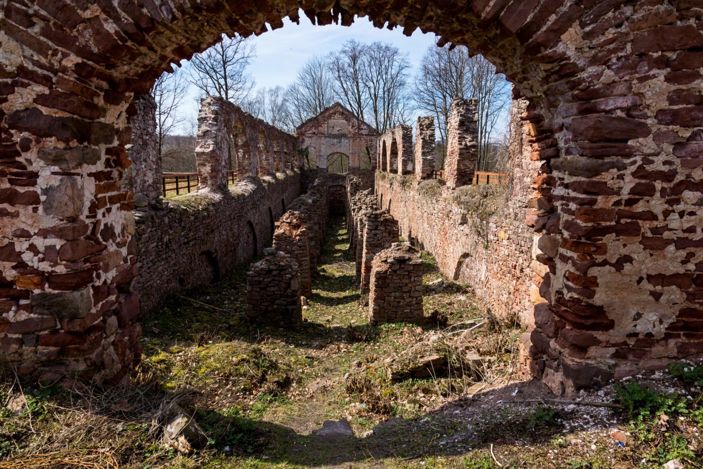 Świętokrzyskie atrakcje – ruiny zakładu wielkopiecowego w Borbrzy