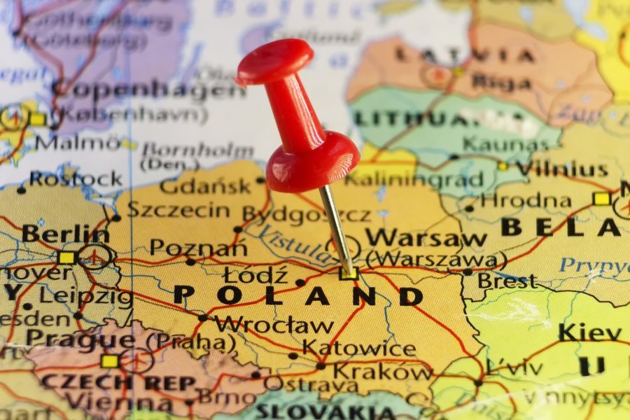 mapa polski z pinezką wbitą w warszawę