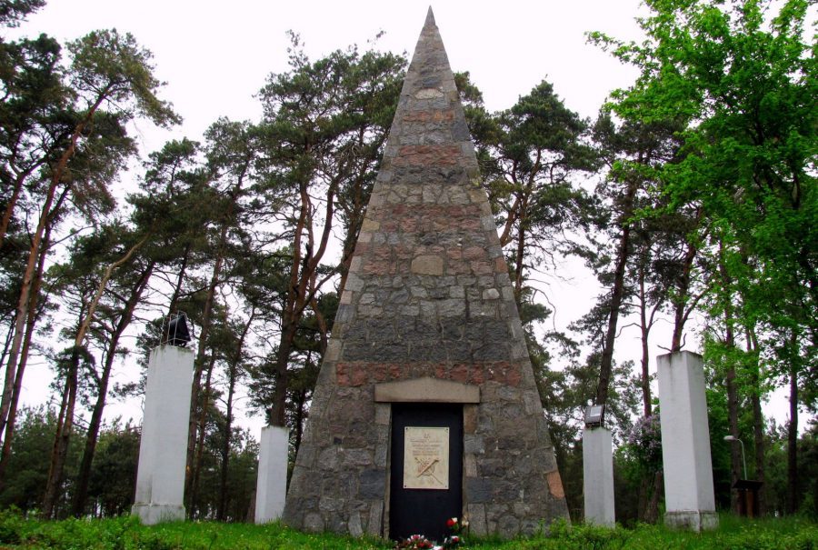 Piramida Franciszka Łakińskiego w Łaziskach (powiat wągrowiecki)