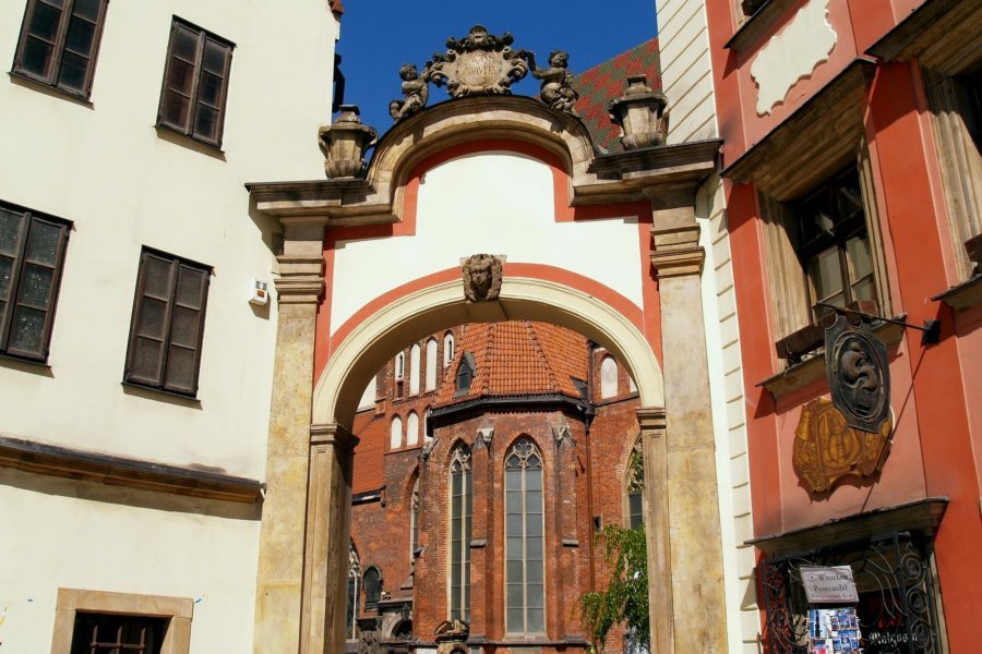 Brama między kamienicami Jaś i Małgosia, w tle kościół Garnizonowy