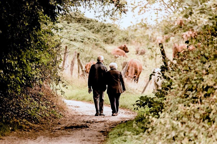starsi ludzie babcia z dziackiem na spacerze