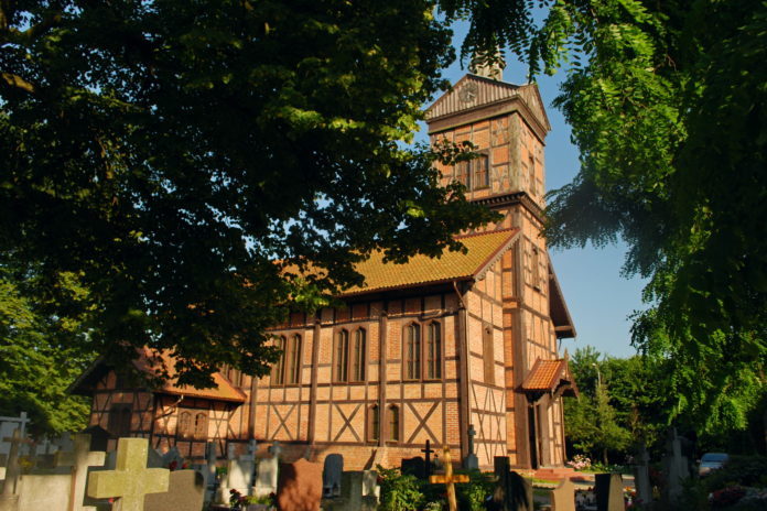 Kościół w Marzęcinie, wsi gdzie znajduje się najniższy punkt w Polsce