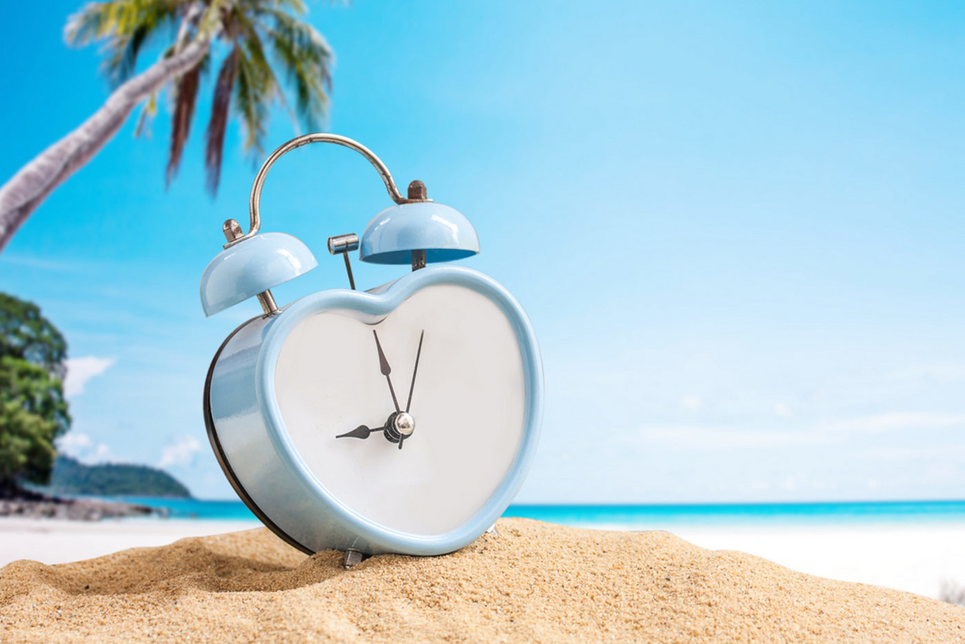 zegar budzik na plaży odmierza czas