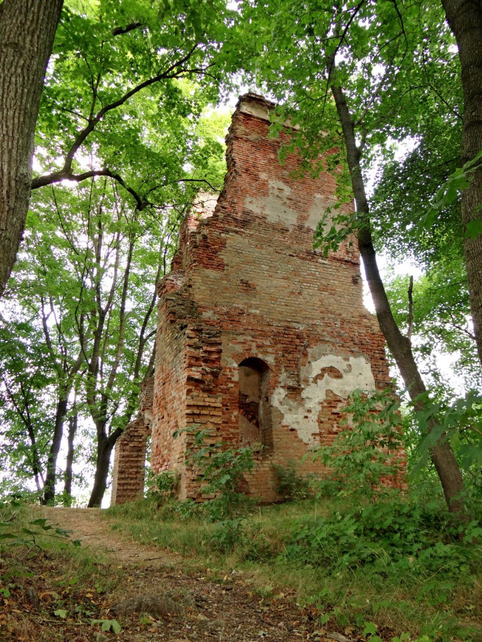 Ruiny pałacu biskupiego w Broku nad Bugiem