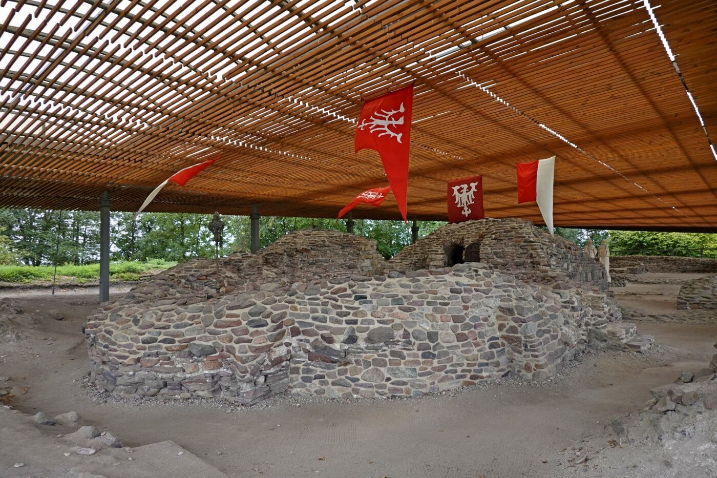 szlak piastowski atrakcje – ruiny Palatium z X wieku na Ostrowie Lednickim