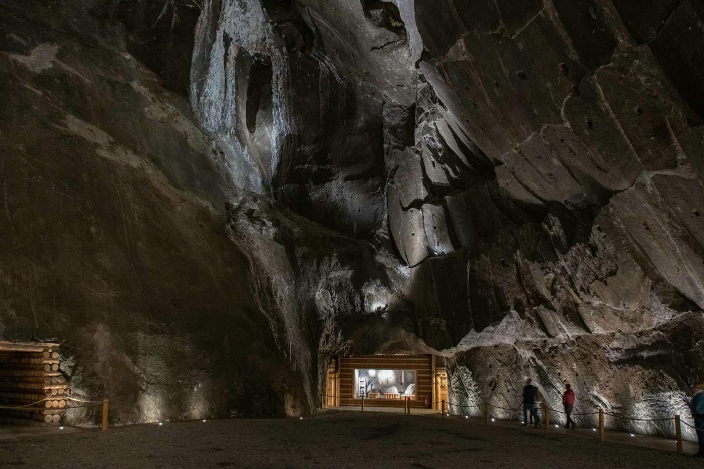 majestatyczne wnętrze kopalni soli Wieliczka, podziemne atrakcje