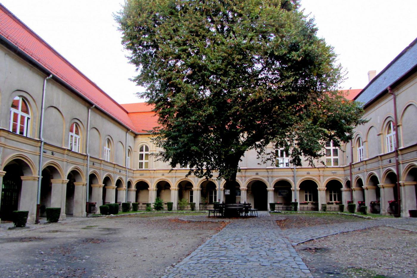 Opolskie atrakcje: widok na dziedziniec zamku Krapkowice