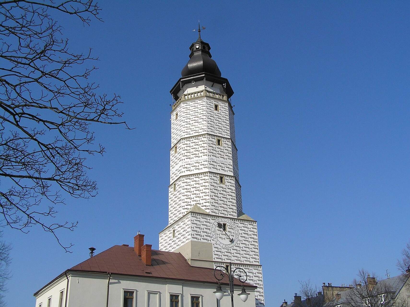 Wieża ratuszowa w Bieczu z dekoracją sgraffitową