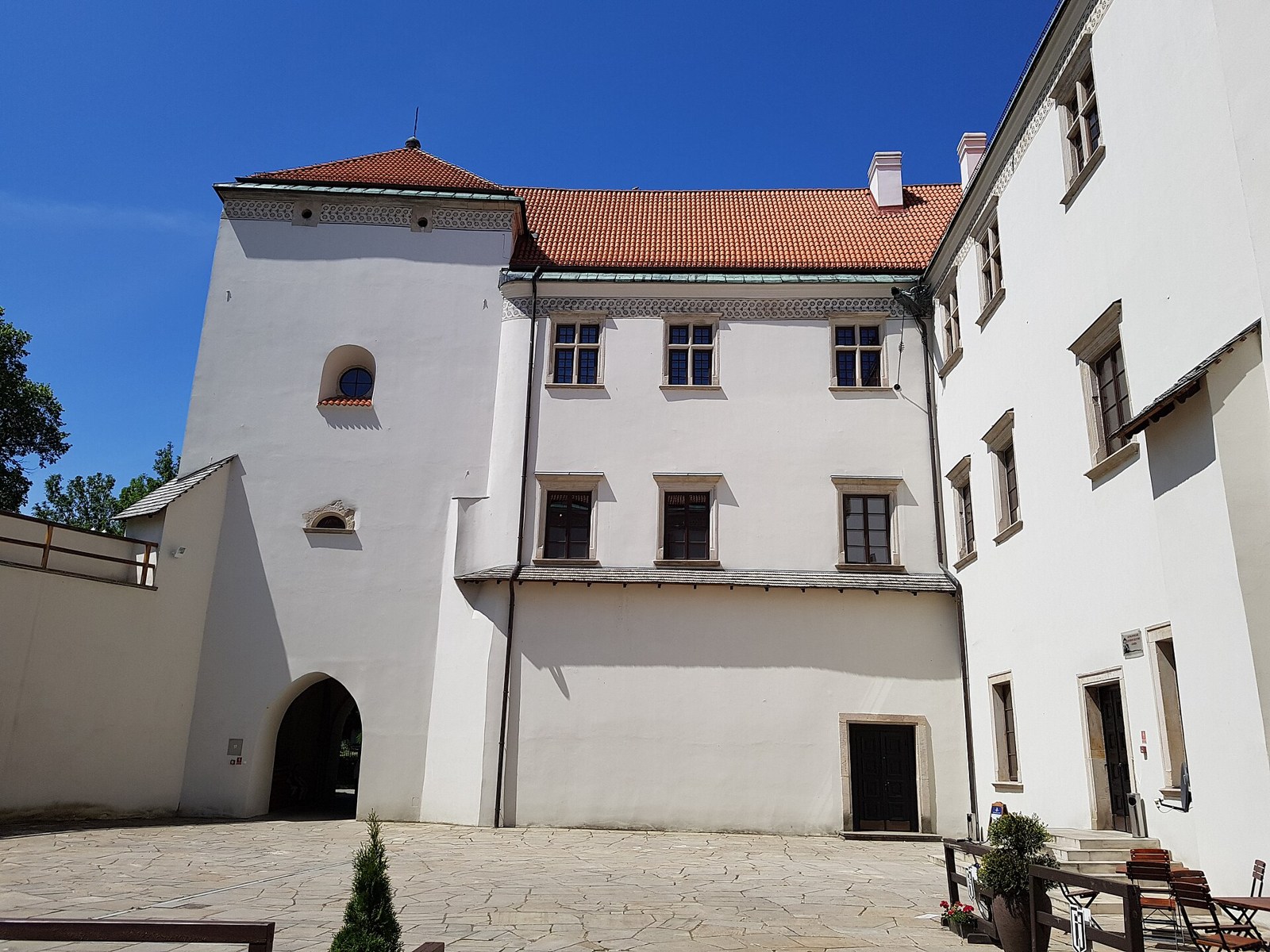Dziedziniec zamku w Szydłowcu z białymi elewacjami